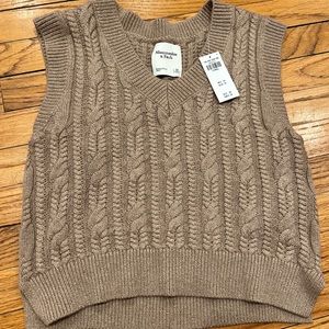 Abercrombie & Fitch Slim Cropped V-Neck Sweater Vest